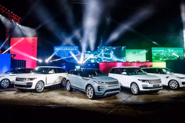 Chính phủ có thể không có lựa chọn nào khác ngoài thoả hiệp và ký kết vì Jaguar Land Rover là nhà sản xuất ôtô lớn nhất của đất nước này và chỉ mới có lãi gần đây. Mất nhà máy mới đồng nghĩa với việc hàng nghìn người sẽ mất hàng nghìn việc làm mới và hiện có. Tata cũng nhận thức được về những khó khăn của Vương quốc Anh trong việc chuyển đổi từ xe động cơ đốt trong sang xe điện.