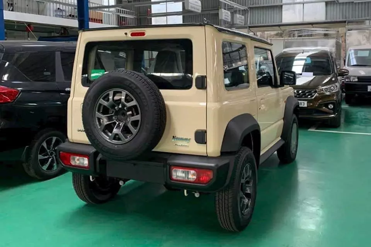 Theo nhân viên tư vấn bán hàng tại đại lý, giá xe Suzuki Jimny 2023 ở thời điểm này là khoảng 800 triệu đồng. Việc kéo dài thời gian ra mắt và giá bán tiếp tục là ẩn số sẽ khiến không ít khách hàng cảm thấy mất kiên nhẫn.