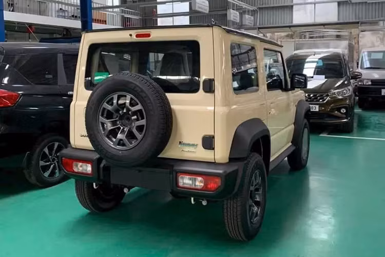 Theo nhân viên tư vấn bán hàng tại đại lý, giá xe Suzuki Jimny 2023 ở thời điểm này là khoảng 800 triệu đồng. Việc kéo dài thời gian ra mắt và giá bán tiếp tục là ẩn số sẽ khiến không ít khách hàng cảm thấy mất kiên nhẫn.