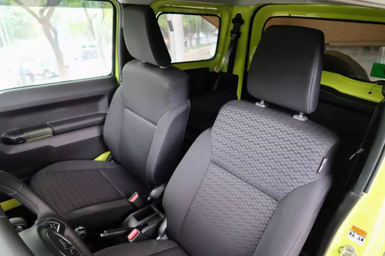 Thuộc phiên bản 3 cửa, Suzuki Jimny tại Việt Nam sở hữu kích thước dài x rộng x cao lần lượt 3.645 x 1.645 x 1.720 mm và chiều dài cơ sở 2.250 mm. So với các mẫu xe hạng A đang bán tại Việt Nam như Kia Morning hay Hyundai Grand i10, tân binh nhà Suzuki có chiều dài cơ sở ngắn hơn.