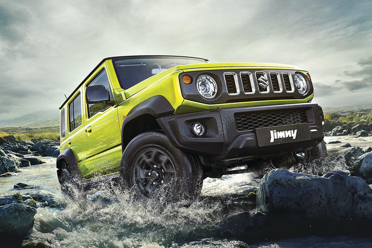 Điểm sáng của Suzuki Jimny nằm ở khả năng off-road nhờ được trang bị khung gầm rời đúng nghĩa SUV. Bên cạnh đó là hệ thống treo trước/sau dùng lò xo trụ, góc tiếp cận 37 độ, góc vượt đỉnh dốc 28 độ, góc thoát 49 độ và hệ dẫn động 4 bánh AllGrip 4WD với chế độ cầu nhanh, cầu chậm.