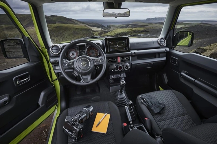 Trang bị của Suzuki Jimny dành cho Việt Nam chưa được công bố cụ thể. Tuy nhiên, qua hình ảnh chụp thực tế tại đại lý, có thể thấy mẫu xe này sở hữu đèn pha LED tự động bật/tắt, đèn sương mù, đèn hậu LED, vành hợp kim 15 inch, lốp 195/80R15 và lốp dự phòng nằm giữa cửa cốp.