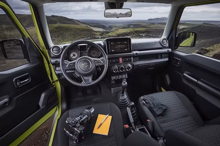 Trang bị của Suzuki Jimny dành cho Việt Nam chưa được công bố cụ thể. Tuy nhiên, qua hình ảnh chụp thực tế tại đại lý, có thể thấy mẫu xe này sở hữu đèn pha LED tự động bật/tắt, đèn sương mù, đèn hậu LED, vành hợp kim 15 inch, lốp 195/80R15 và lốp dự phòng nằm giữa cửa cốp.