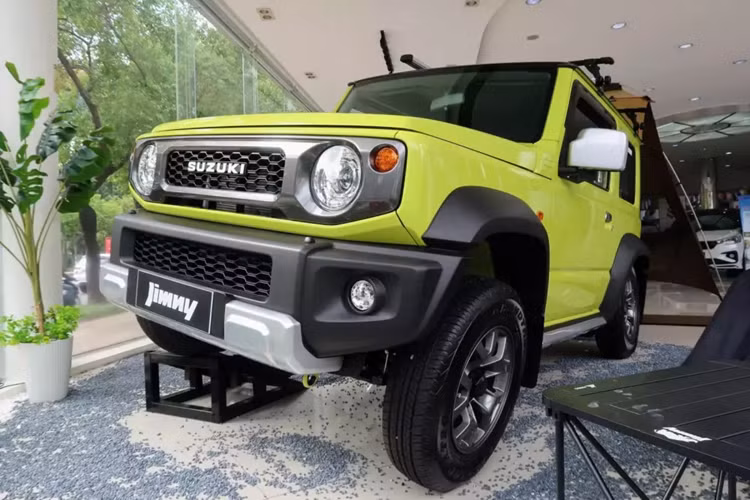 Ly do Suzuki Jimny da ve dai ly nhung van chua den tay khach Viet?