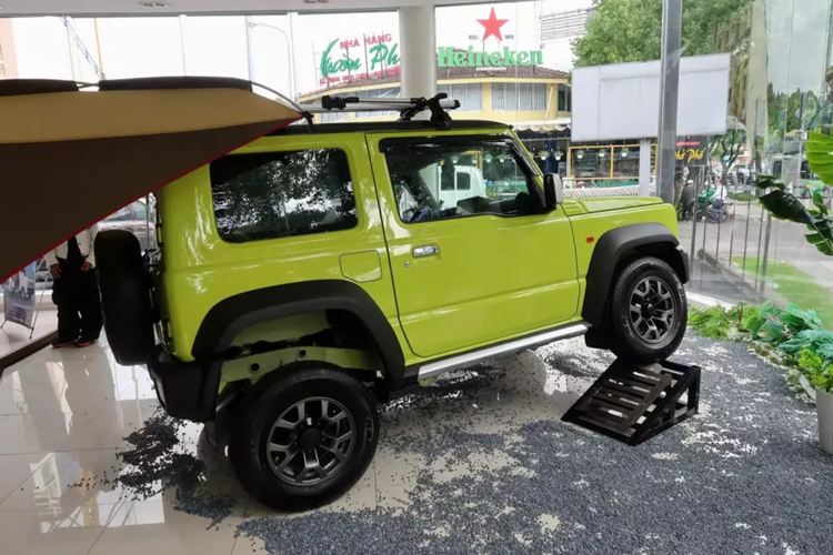 Tuy nhiên, có vẻ như thời điểm bán Suzuki Jimny tại Việt Nam đã bị lùi lại. Hiện các nhân viên tư vấn bán hàng tại đại lý lại công bố thời điểm giao xe là tháng 3/2024. Đồng thời, giá bán chính thức của mẫu xe này cũng chưa được công bố.