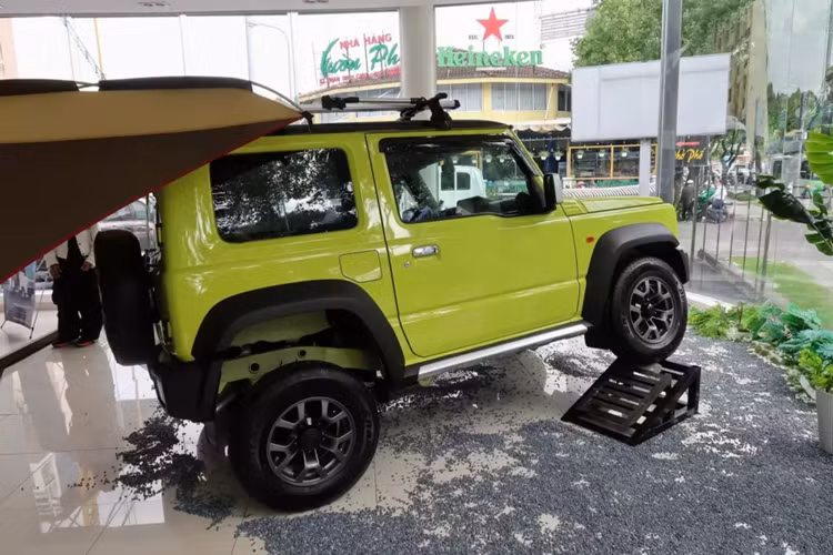 Tuy nhiên, có vẻ như thời điểm bán Suzuki Jimny tại Việt Nam đã bị lùi lại. Hiện các nhân viên tư vấn bán hàng tại đại lý lại công bố thời điểm giao xe là tháng 3/2024. Đồng thời, giá bán chính thức của mẫu xe này cũng chưa được công bố.