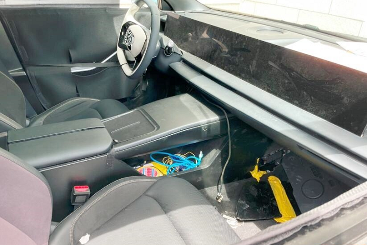 Có thể thấy, những hình ảnh xem trước trước đó rõ ràng được lý tưởng hóa hơn, trong khi những bức ảnh chụp lén xe thật gần với thực tế hơn, chiếc xe Geely Galaxy E8 có màn hình 45 inch với độ phân giải 8K, trước đó quan chức này cho biết khu vực hiển thị hiệu quả của màn hình này đạt kích thước 1130mm*138mm, có viền đen 8mm, tỷ lệ màn hình so với thân máy là 98% và độ dày 9,8mm.