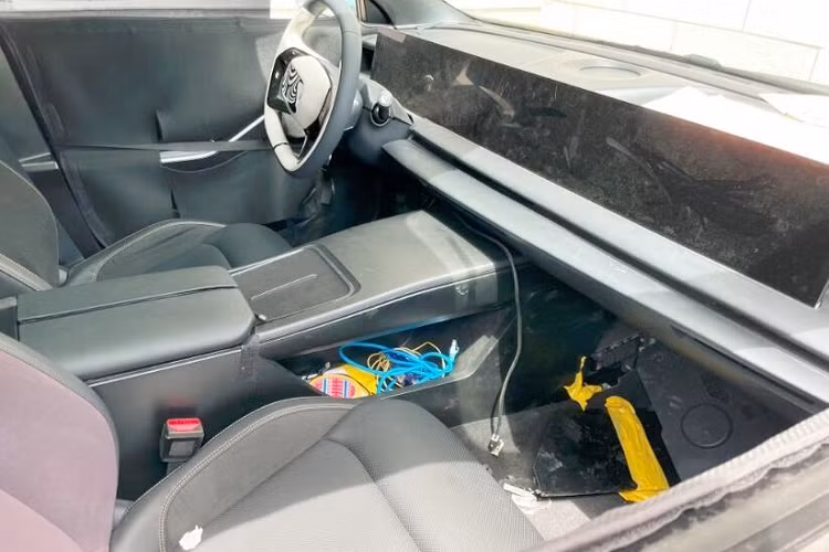 Có thể thấy, những hình ảnh xem trước trước đó rõ ràng được lý tưởng hóa hơn, trong khi những bức ảnh chụp lén xe thật gần với thực tế hơn, chiếc xe Geely Galaxy E8 có màn hình 45 inch với độ phân giải 8K, trước đó quan chức này cho biết khu vực hiển thị hiệu quả của màn hình này đạt kích thước 1130mm*138mm, có viền đen 8mm, tỷ lệ màn hình so với thân máy là 98% và độ dày 9,8mm.