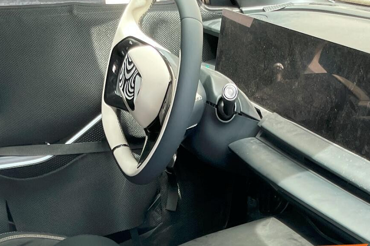 Màn hình siêu to, khổng lồ này của xe Geely Galaxy E8 sẽ giúp người ngồi bên ghế phụ không lo buồn chán, và đồng thời, làm cho bảng táp lô của xe sang trọng, đẳng cấp hơn nhiều, vì chúng ta nhìn thấy, khu vực này và bảng điều khiển trung tâm gần như không có nút bấm vật lý nào. Các tính năng khác của Geely Galaxy E8 như ở chế độ P còn hỗ trợ kết nối trực tiếp điện thoại di động hoặc bộ điều khiển để chơi game.