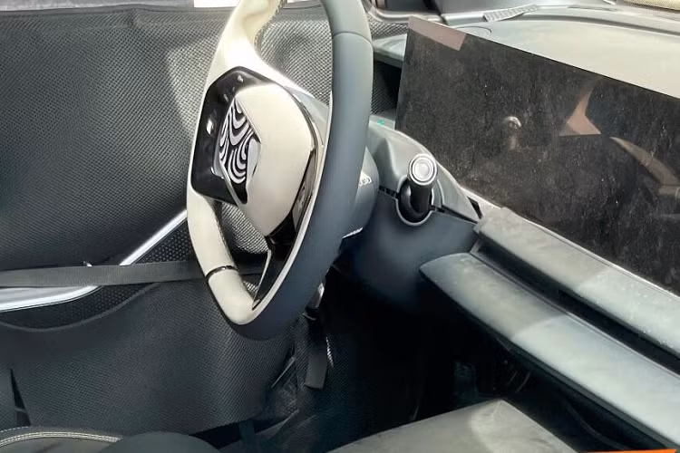 Màn hình siêu to, khổng lồ này của xe Geely Galaxy E8 sẽ giúp người ngồi bên ghế phụ không lo buồn chán, và đồng thời, làm cho bảng táp lô của xe sang trọng, đẳng cấp hơn nhiều, vì chúng ta nhìn thấy, khu vực này và bảng điều khiển trung tâm gần như không có nút bấm vật lý nào. Các tính năng khác của Geely Galaxy E8 như ở chế độ P còn hỗ trợ kết nối trực tiếp điện thoại di động hoặc bộ điều khiển để chơi game.