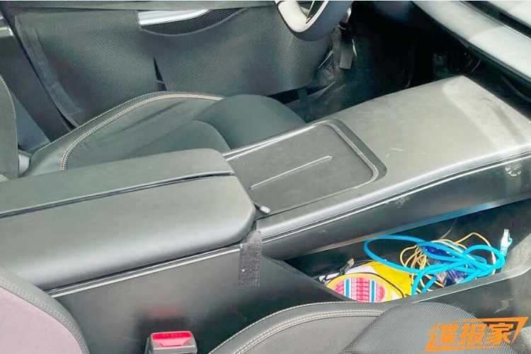 Ngoài ra, phiên bản sản xuất còn được trang bị vô lăng thông thường, khu vực điều khiển dưới bảng điều khiển trung tâm không tích hợp nút bấm mà sử dụng thiết kế thuần phẳng + sạc không dây hiện đang là dạng thiết kế tương đối phổ biến. Ngoài ra, Geely Galaxy E8 cũng sẽ được trang bị chip buồng lái hàng đầu Qualcomm Snapdragon 8295 thế hệ mới và hệ thống xe-máy mới.