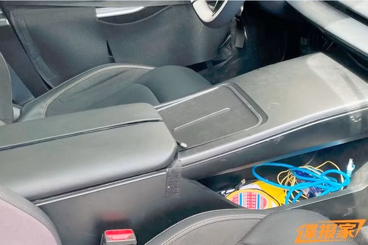 Ngoài ra, phiên bản sản xuất còn được trang bị vô lăng thông thường, khu vực điều khiển dưới bảng điều khiển trung tâm không tích hợp nút bấm mà sử dụng thiết kế thuần phẳng + sạc không dây hiện đang là dạng thiết kế tương đối phổ biến. Ngoài ra, Geely Galaxy E8 cũng sẽ được trang bị chip buồng lái hàng đầu Qualcomm Snapdragon 8295 thế hệ mới và hệ thống xe-máy mới.