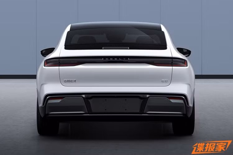 Ngoài ra, chiếc xe mới sẽ có nhiều tùy chọn tương đối phong phú, bao gồm lidar, các cảm biến khác nhau, cản trước, cánh gió sau, v.v. Về sức mạnh, mẫu xe điện Geely Galaxy E8 áp dụng lần này được trang bị động cơ điện của Vair Electric Vehicle Technology (Ningbo) Co., Ltd., có công suất tối đa 200 kW, tương đương 268 mã lực.