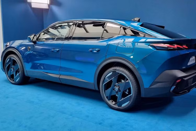 Sạc điện thoại không dây, các nút bấm chuyển số và phanh tay điện tử được bố trí ở cụm điều khiển trung tâm. Hàng ghế sau của xe có đủ cửa gió điều hòa và cổng USB. Hiện chưa có thông tin về động cơ của Peugeot 408 2024 ở Việt Nam. Ở thị trường nước ngoài, xe có cả động cơ xăng thông thường và plug-in hybrid (PHEV).