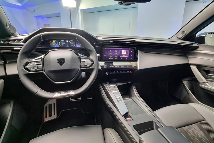 Hiện mức giá xe Peugeot 408 2024 vẫn chưa được công bố chính thức. Tuy nhiên, theo nhân viên tư vấn bán hàng tại đại lý, giá xe Peugeot 408 sẽ dao động từ 999 triệu đến 1,249 tỷ đồng. Nếu con số này là chính xác thì tân binh nhà Peugeot sẽ có giá khởi điểm cao hơn người anh em 3008 (từ 949 triệu đồng).