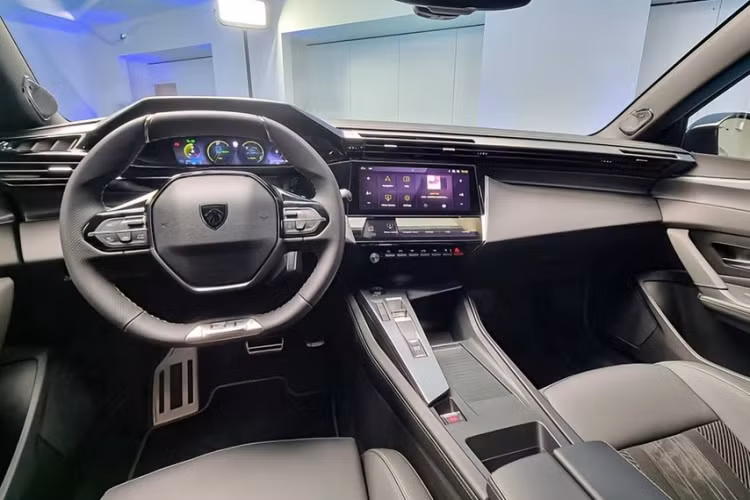 Hiện mức giá xe Peugeot 408 2024 vẫn chưa được công bố chính thức. Tuy nhiên, theo nhân viên tư vấn bán hàng tại đại lý, giá xe Peugeot 408 sẽ dao động từ 999 triệu đến 1,249 tỷ đồng. Nếu con số này là chính xác thì tân binh nhà Peugeot sẽ có giá khởi điểm cao hơn người anh em 3008 (từ 949 triệu đồng).