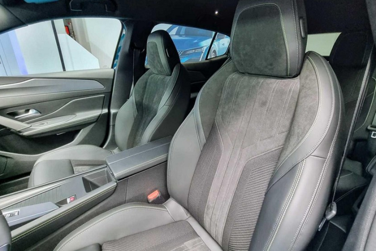 Màn hình thông tin giải trí của xe hỗ trợ Apple CarPlay/Android Auto không dây, cập nhật phần mềm qua WiFi và điều khiển bằng giọng nói với câu lệnh "OK Peugeot". Tiếp theo đó là điều hòa tự động với cửa gió trải dài trên mặt táp-lô và các nút bấm cơ học nằm bên dưới màn hình giải trí.