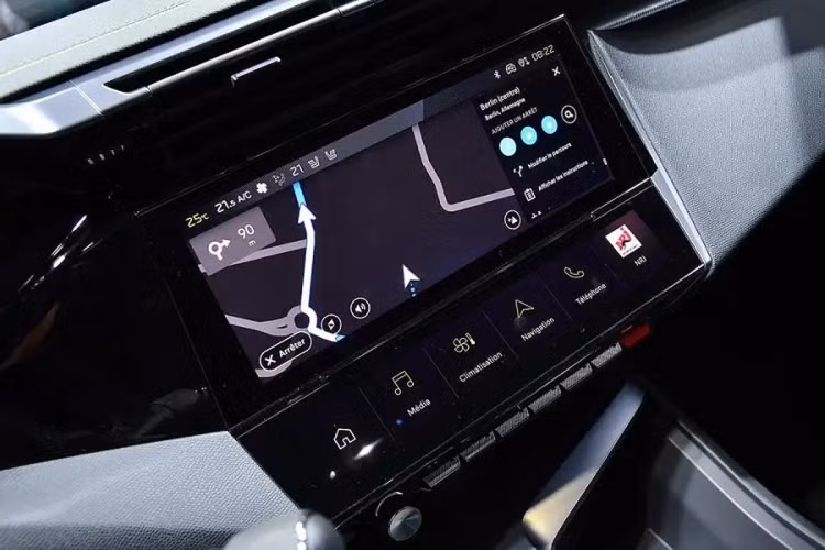 Xe được trang bị nội thất 5 chỗ ngồi và khoang hành lý có thể tích từ 471 - 1.545 lít, tùy vào việc có sử dụng hàng ghế thứ hai hay không. Điểm nhấn bên trong mẫu xe này nằm ở vô lăng 2 chấu nhỏ gọn, bảng đồng hồ kỹ thuật số và màn hình cảm ứng trung tâm đều có kích thước 10 inch.