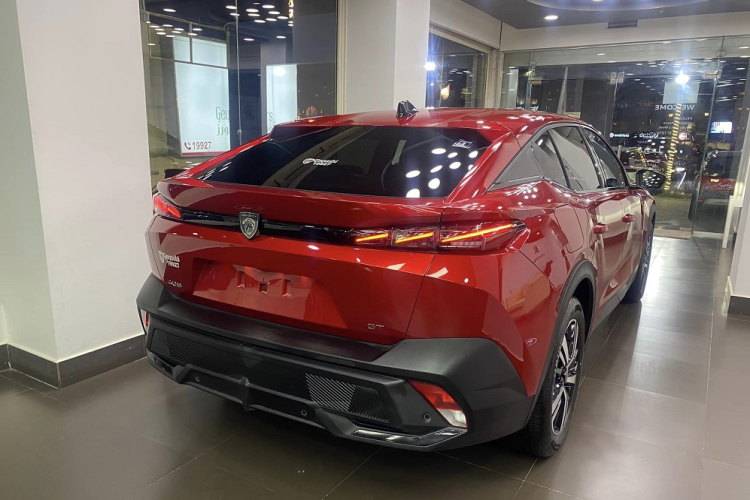 Động cơ sẽ đồng hành cùng hộp số tự động 8 cấp. 408 dự kiến sẽ được THACO lắp ráp và phân phối chính hãng tại Việt Nam, giống như các mẫu xe Peugeot khác.