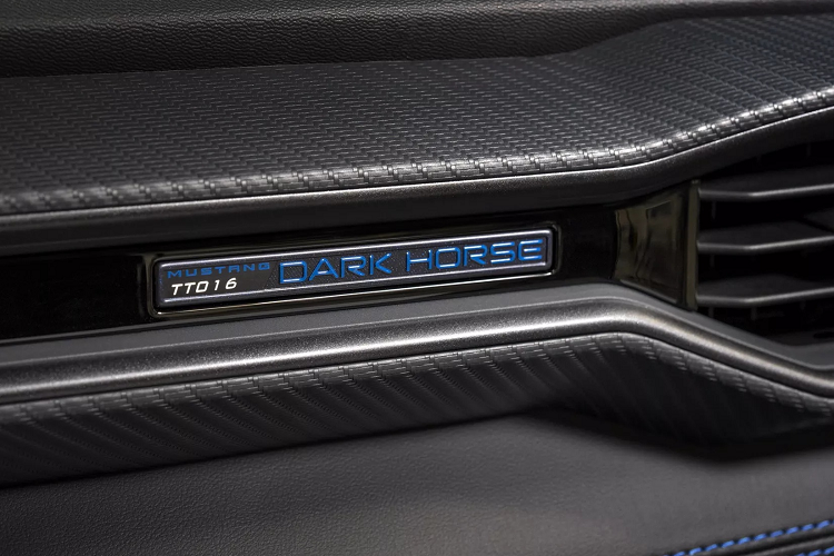 Toàn bộ hệ thống treo được nâng cấp, xe cũng được bổ sung các gói trang bị tăng cường tính khí động học đặc biệt cùng với điểm nhấn sang trọng ở khoang nội thất.