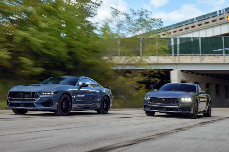 Tất cả các phiên bản Mustang đều nhận được sự thay đổi kỹ thuật số đáng kể cho nội thất, bao gồm màn hình trình chính sau vô-lăng kích thước 12,4 inch và màn hình giải trí trung tâm 13,2 inch.