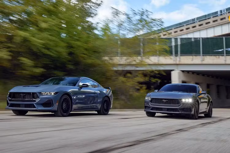 Tất cả các phiên bản Mustang đều nhận được sự thay đổi kỹ thuật số đáng kể cho nội thất, bao gồm màn hình trình chính sau vô-lăng kích thước 12,4 inch và màn hình giải trí trung tâm 13,2 inch.