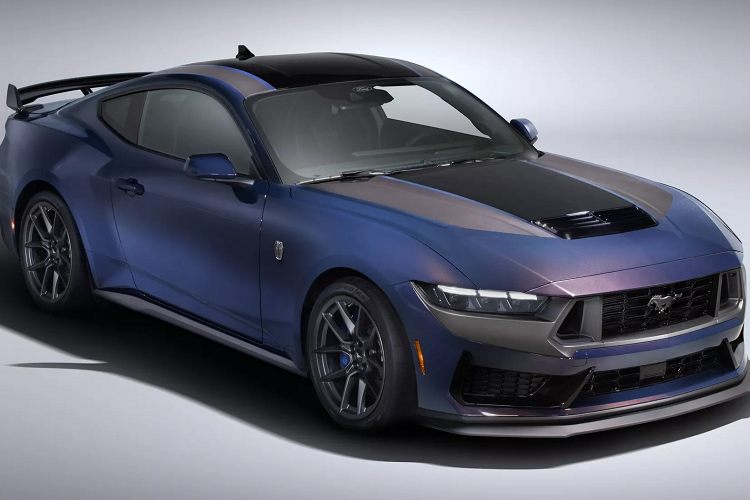 Ngoài ra, với 3 phiên bản GT Ford Mustang như sau; Mustang GT là 41.495 USD, Mustang GT Premium là 46.015 USD và Mustang GT Premium Convertible là 51.515 USD