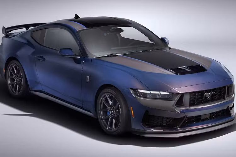 Ngoài ra, với 3 phiên bản GT Ford Mustang như sau; Mustang GT là 41.495 USD, Mustang GT Premium là 46.015 USD và Mustang GT Premium Convertible là 51.515 USD