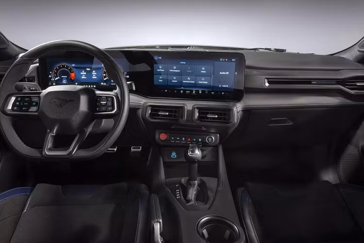 Đứng đầu đội hình Ford Mustang 2024 mới là bản hiệu suất cao Ford Mustang Dark Horse có giá 57.970 USD. Mustang Dark Horse trang bị động cơ Coyote V8 5.0 lít cho công suất 507 mã lực và mô-men xoắn cực đại 566 Nm.