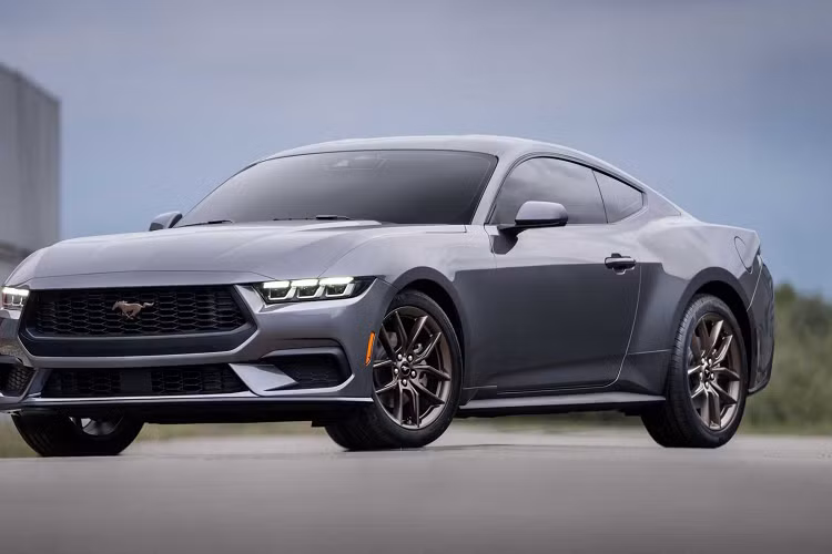 Ford Mustang Dark Horse được trang bị động cơ Coyote V8 dung tích 5.0L, công suất tối đa 507 mã lực và mô-men xoắn cực đại 566 Nm.