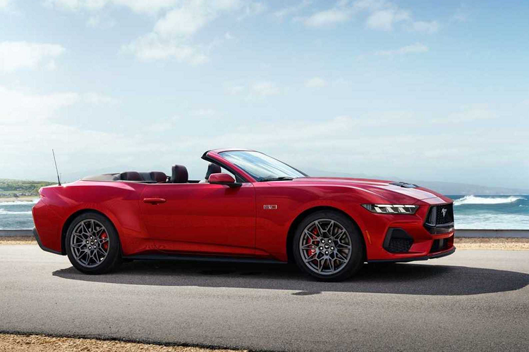 Mustang thế hệ thứ 7 với lời hứa về sức mạnh đốt trong thuần túy. Động cơ 4 xi-lanh EcoBoost 2,3 lít tăng áp 2024 được cải tiến cho công suất 315 mã lực và mô-men xoắn 476 Nm (350 lb-ft).