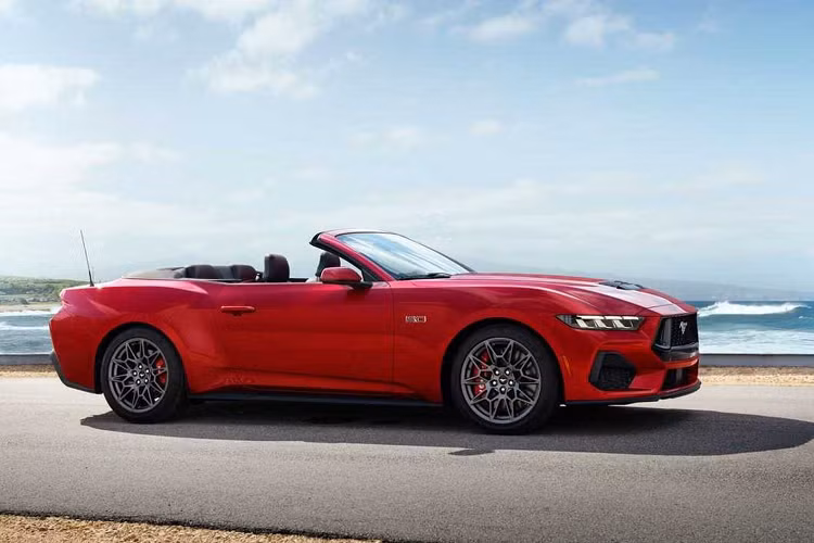 Mustang thế hệ thứ 7 với lời hứa về sức mạnh đốt trong thuần túy. Động cơ 4 xi-lanh EcoBoost 2,3 lít tăng áp 2024 được cải tiến cho công suất 315 mã lực và mô-men xoắn 476 Nm (350 lb-ft).