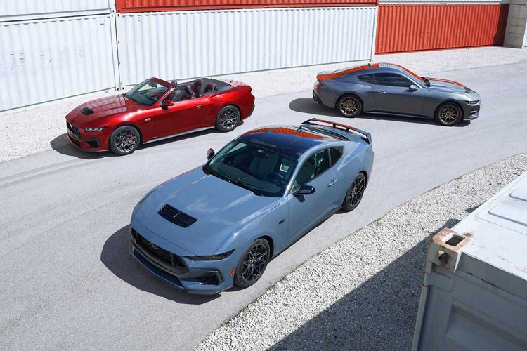 Không giống như EcoBoost, Ford vẫn trang bị tiêu chuẩn hộp số 6 cấp kết hợp với động cơ V8 5.0 lít mạnh hơn, công suất 480 mã lực và mô-men xoắn 415 pound. Trên các phiên bản GT màn hình cong kết hợp cụm công cụ điều khiển và màn hình thông tin giải trí trung tâm là tiêu chuẩn.