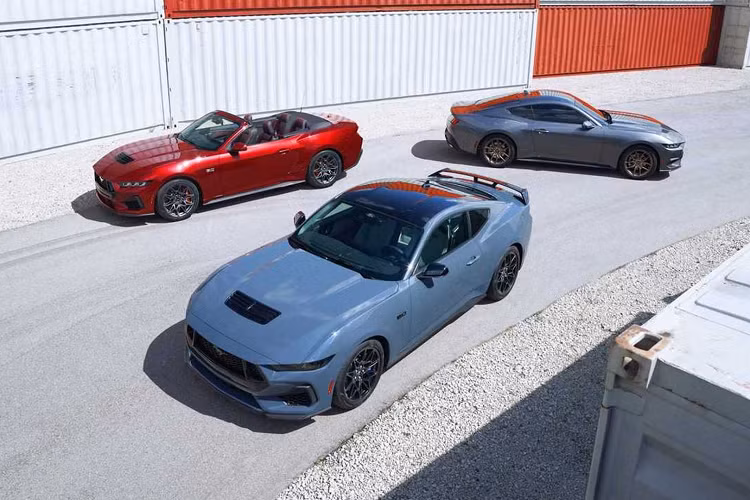 Không giống như EcoBoost, Ford vẫn trang bị tiêu chuẩn hộp số 6 cấp kết hợp với động cơ V8 5.0 lít mạnh hơn, công suất 480 mã lực và mô-men xoắn 415 pound. Trên các phiên bản GT màn hình cong kết hợp cụm công cụ điều khiển và màn hình thông tin giải trí trung tâm là tiêu chuẩn.