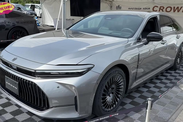 Tại giải đua xe Super Taikyu Fuji 24 Hours 2023 diễn ra trên đường đua Fuji Speedway ở Nhật Bản, nhà sản xuất ôtô đình đám nhất thế giới đã giới thiệu thế hệ thứ 16 của mẫu Toyota Crown Sedan, dưới dạng FCEV. Biến thể hydro của Toyota Crown Sedan 2024 mới dự kiến sẽ được trình làng vào mùa thu năm 2023 cùng với biến thể hybrid.