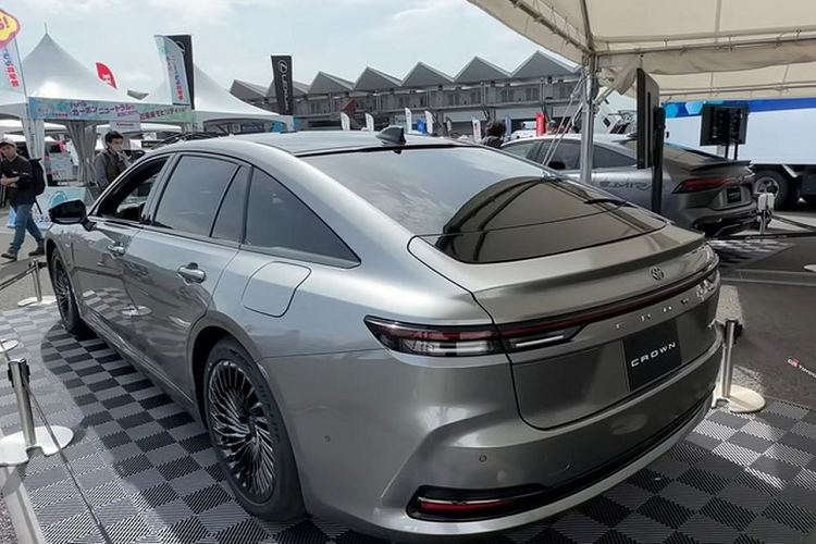 Tiếp đến là dải đèn LED định vị ban ngày nằm vắt ngang đầu xe và đèn pha LED có thiết kế sắc sảo. Nằm giữa 2 cụm đèn pha là khe gió hẹp, tích hợp hộp chứa cảm biến của các hệ thống an toàn chủ động ADAS. Sâu xuống phía dưới là hốc gió trung tâm hình thang ngược với điểm nhấn là viền mạ crôm.