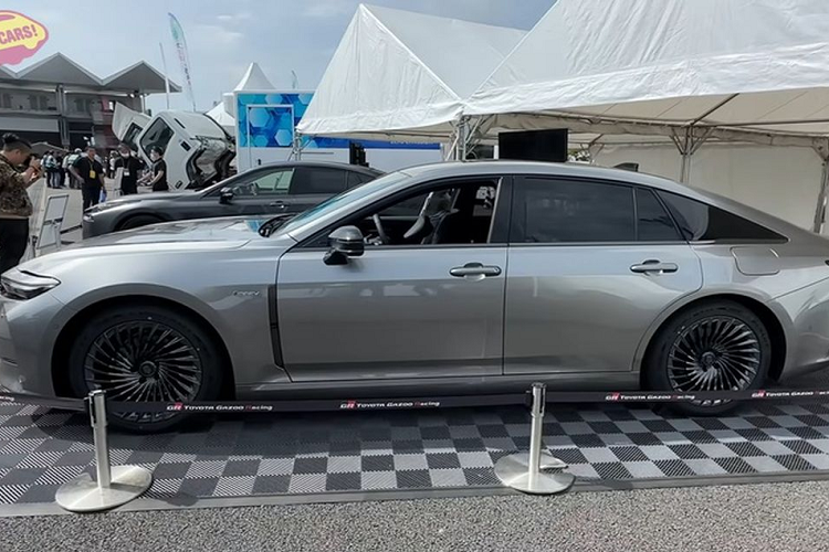 Thiết kế của Toyota Crown Sedan 2024 gần như được lột xác hoàn toàn, hiện đại và cao cấp hơn. Ở khu vực đầu xe, Toyota Crown Sedan 2024 nổi bật với bộ lưới tản nhiệt hình lục giác cỡ lớn đi kèm những nan nằm dọc màu đen cá tính. 