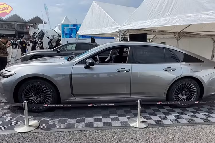 Thiết kế của Toyota Crown Sedan 2024 gần như được lột xác hoàn toàn, hiện đại và cao cấp hơn. Ở khu vực đầu xe, Toyota Crown Sedan 2024 nổi bật với bộ lưới tản nhiệt hình lục giác cỡ lớn đi kèm những nan nằm dọc màu đen cá tính. 