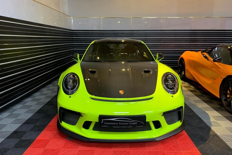 Ngoài siêu xe Lamborghini Huracan STO, dàn xe đưa dâu hơn 80 tỷ này còn có 2 chiếc siêu xe khác cũng được mệnh danh là các ông hoàng trong đường đua và đua drag, đầu tiên là siêu xe mui trần McLaren 720S Spider sở hữu khối động cơ xăng V8, dung tích 4.0 lít, tăng áp kép, cho công suất tối đa 700 mã lực và mô-men xoắn cực đại 769 Nm.