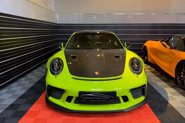 Ngoài siêu xe Lamborghini Huracan STO, dàn xe đưa dâu hơn 80 tỷ này còn có 2 chiếc siêu xe khác cũng được mệnh danh là các ông hoàng trong đường đua và đua drag, đầu tiên là siêu xe mui trần McLaren 720S Spider sở hữu khối động cơ xăng V8, dung tích 4.0 lít, tăng áp kép, cho công suất tối đa 700 mã lực và mô-men xoắn cực đại 769 Nm.