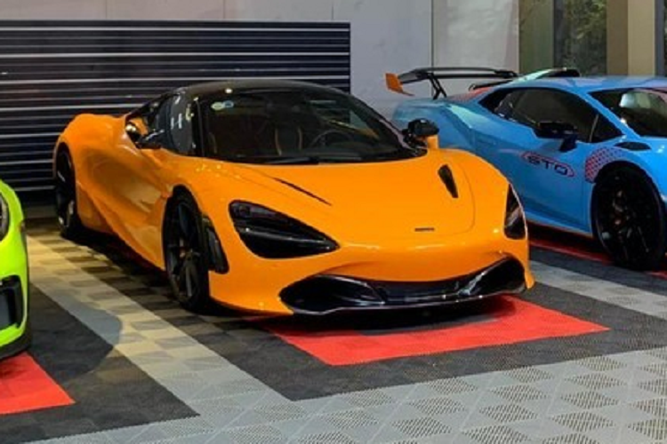 Bên cạnh đó là siêu xe Porsche 911GT3 RS 991.2 với ngoại thất màu xanh Acid Green rất cá tính và nổi bần bật lại còn là chiếc duy nhất có sở hữu gói trang bị Weisach Package, giúp xe giảm cân đáng kể so với bản tiêu chuẩn.