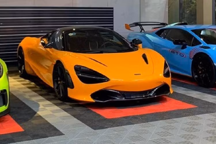 Bên cạnh đó là siêu xe Porsche 911GT3 RS 991.2 với ngoại thất màu xanh Acid Green rất cá tính và nổi bần bật lại còn là chiếc duy nhất có sở hữu gói trang bị Weisach Package, giúp xe giảm cân đáng kể so với bản tiêu chuẩn.