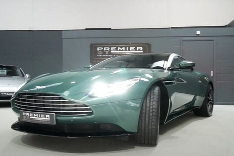 Ngoài màu sơn xanh Racing Green 59 ra, chiếc xe Aston Martin DB11 V8 này còn có nhiều chi tiết ở ngoại thất được sơn đen, bộ mâm 2 tông màu tương phản và ấn tượng nhất phải kể đến bên trong khoang lái của xe với nội thất màu vàng xanh.