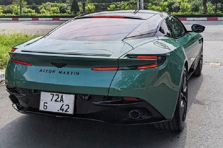 Chiếc xe thể thao hạng sang Aston Martin DB11 V8 mang màu sơn Racing Green 59 của đại gia đến từ tỉnh Bà Rịa - Vũng Tàu vẫn sử dụng máy V8, dung tích 4.0 lít, cho ra công suất 528 mã lực, tăng 25 mã lực so với 8 xe DB11 còn lại. Xe đi kèm hộp số tự động ZF 8 cấp.
