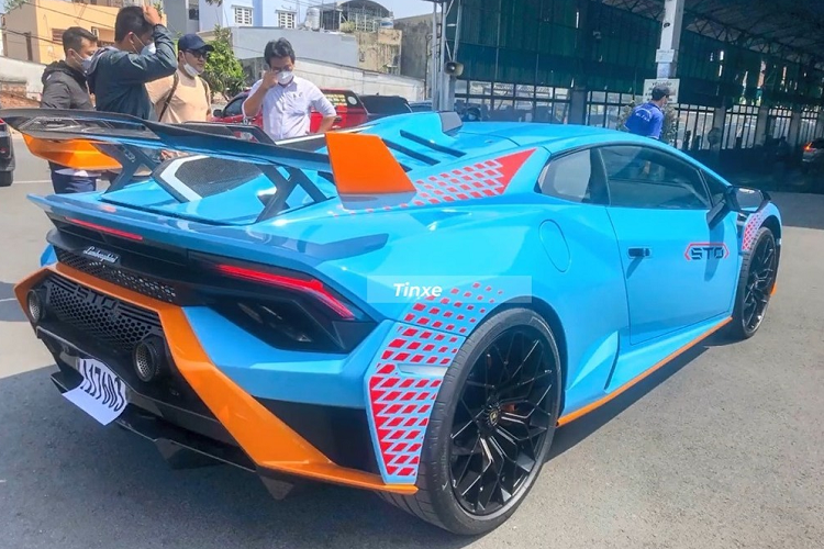 Tổng giá trị cho dàn xe đưa dâu này phải trên 80 tỷ đồng, chỉ tính 3 siêu xe và 1 xe thể thao của gia đình đại gia Vũng Tàu, trong đó, ấn tượng và đắt nhất phải là chiếc siêu xe Lamborghini Huracan STO đến nay vẫn chưa có xe thứ 2 về Việt Nam.