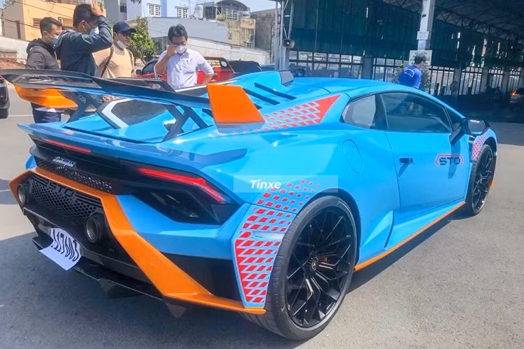 Tổng giá trị cho dàn xe đưa dâu này phải trên 80 tỷ đồng, chỉ tính 3 siêu xe và 1 xe thể thao của gia đình đại gia Vũng Tàu, trong đó, ấn tượng và đắt nhất phải là chiếc siêu xe Lamborghini Huracan STO đến nay vẫn chưa có xe thứ 2 về Việt Nam.