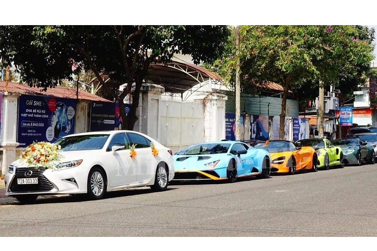 Trong đó, ngoài chiếc xe sang tầm trung Lexus ES250 biển đẹp được mướn làm xe rước dâu, dàn siêu xe và xe thể thao còn lại đều thuộc sở hữu của gia đình chú rể bao gồm có sự góp mặt của Lamborghini Huracan STO độc nhất Việt Nam, ngoài ra là McLaren 720S Spider, Porsche 911 GT3 RS và Aston Martin DB11 V8.