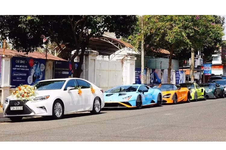 Trong đó, ngoài chiếc xe sang tầm trung Lexus ES250 biển đẹp được mướn làm xe rước dâu, dàn siêu xe và xe thể thao còn lại đều thuộc sở hữu của gia đình chú rể bao gồm có sự góp mặt của Lamborghini Huracan STO độc nhất Việt Nam, ngoài ra là McLaren 720S Spider, Porsche 911 GT3 RS và Aston Martin DB11 V8.
