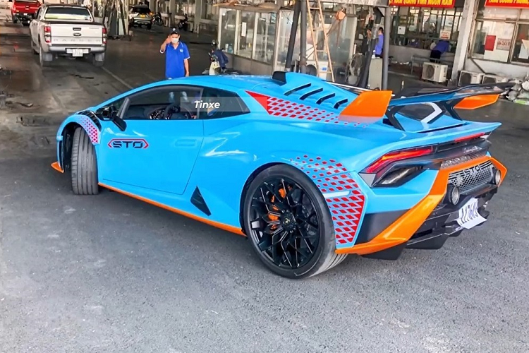 Xe được nhập khẩu không chính hãng và hiện đã ra biển số 72 của tỉnh Bà Rịa - Vũng Tàu. Chiếc siêu xe Lamborghini Huracan Super Trofeo Omologata đầu tiên về nước có ngoại thất sơn màu Blu Laufey cùng các điểm nhấn hoàn thành với sắc cam, đỏ, trắng và carbon đã làm cho ngoại hình của xe trở nên hầm hố.