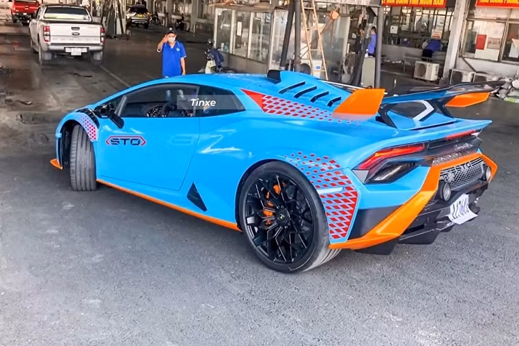 Xe được nhập khẩu không chính hãng và hiện đã ra biển số 72 của tỉnh Bà Rịa - Vũng Tàu. Chiếc siêu xe Lamborghini Huracan Super Trofeo Omologata đầu tiên về nước có ngoại thất sơn màu Blu Laufey cùng các điểm nhấn hoàn thành với sắc cam, đỏ, trắng và carbon đã làm cho ngoại hình của xe trở nên hầm hố.